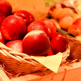 Korb mit Bio-Äpfeln im Naturkostladen Häcklingen