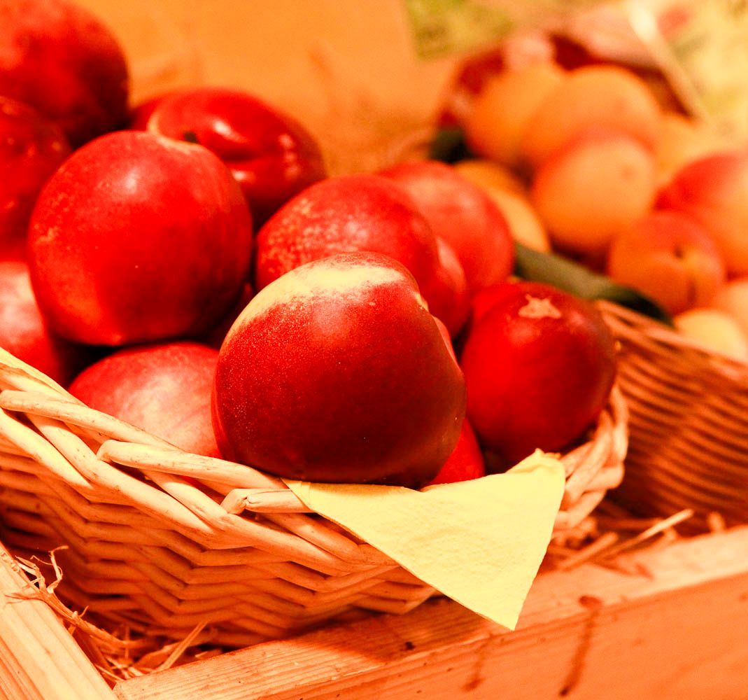 Korb mit Bio-Äpfeln im Naturkostladen Häcklingen
