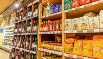 Regalreihe mit Bioprodukten im Biomarkt Lüneburg