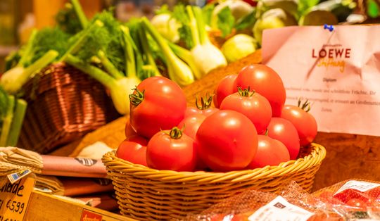 Korb voller Bio-Tomaten im Biomarkt Lüneburg - Naturkostladen Häcklingen