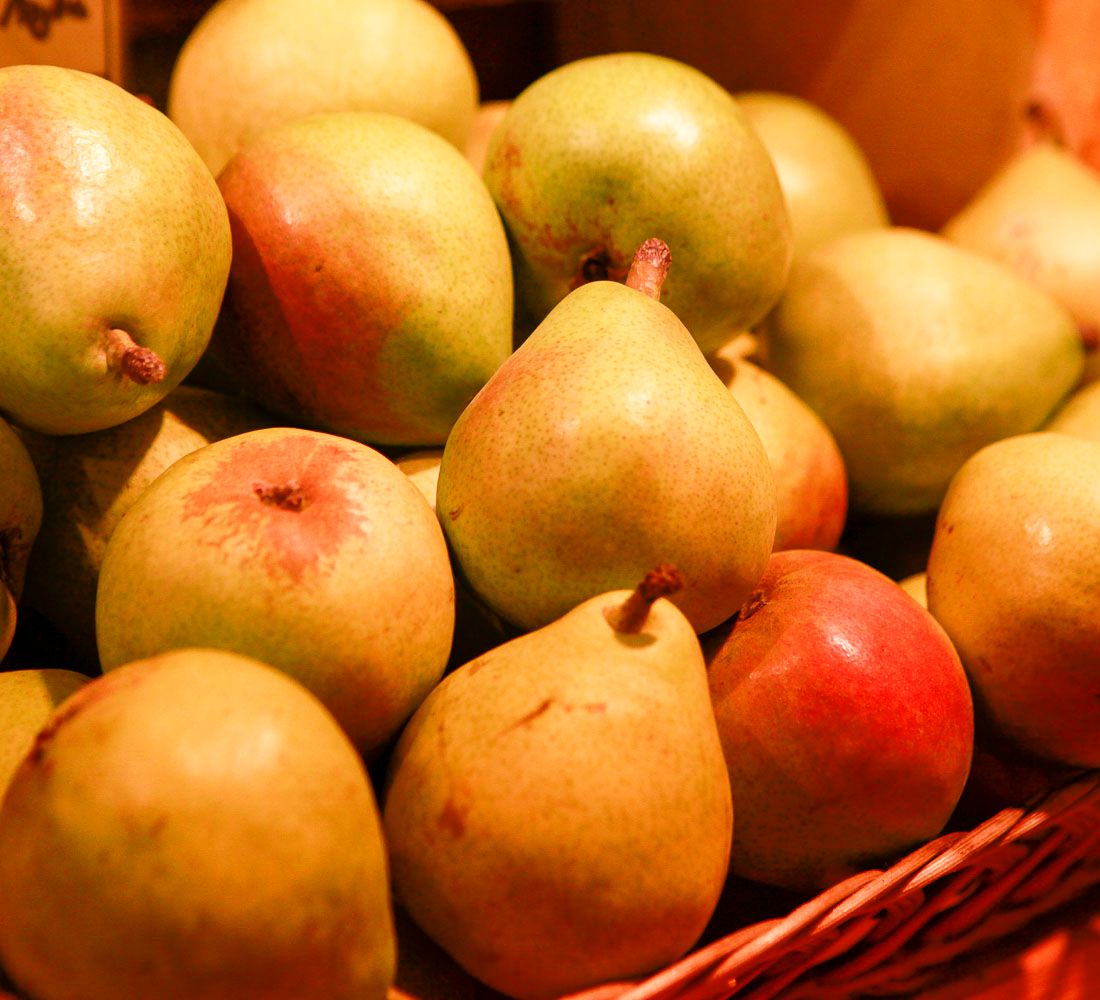 Bio-Birnen in einem Korb im Bioladen Lüneburg - Naturkostladen Häcklingen