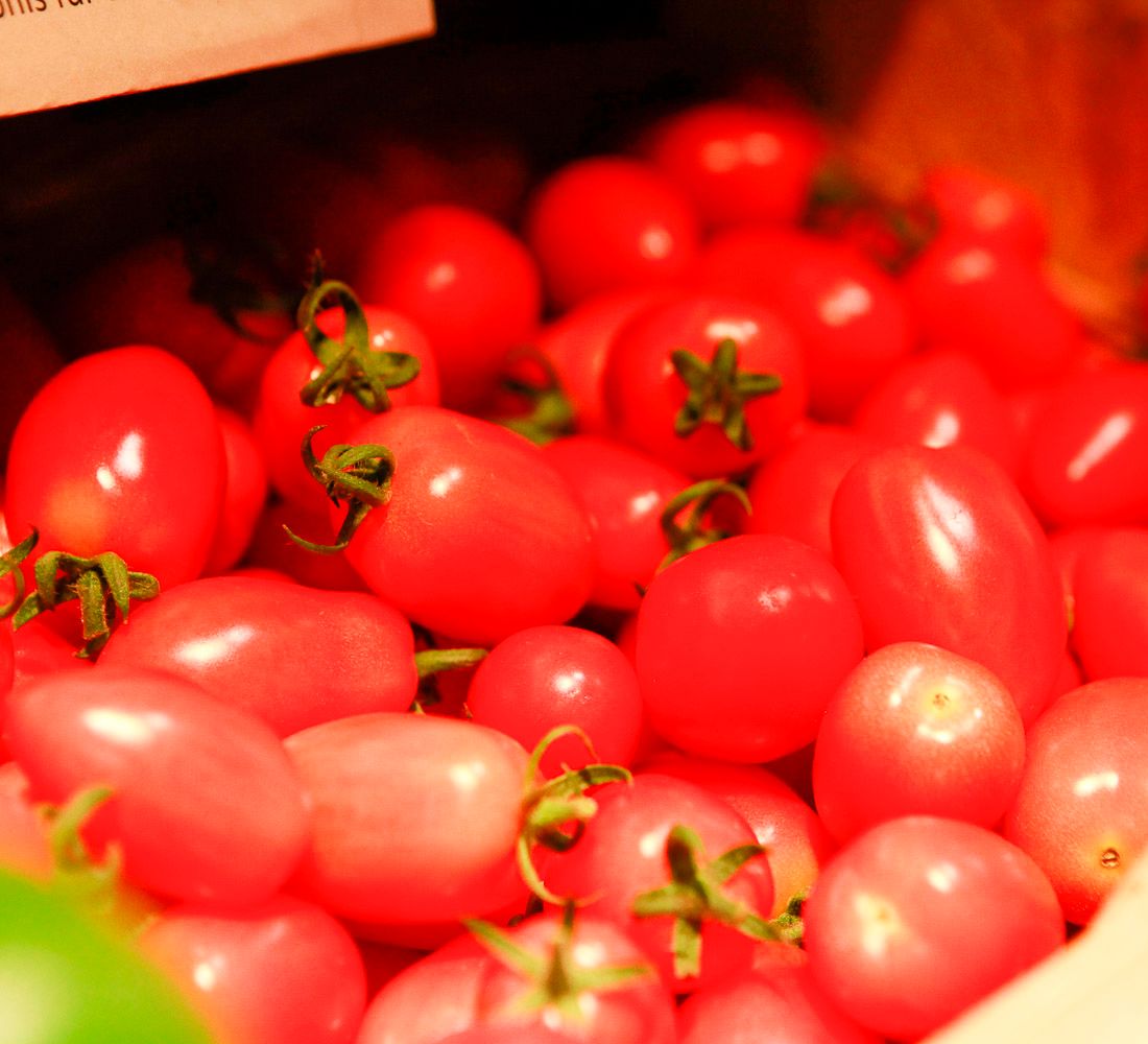 Kiste mit Bio-Tomaten im Bioladen Lüneburg Häcklingen