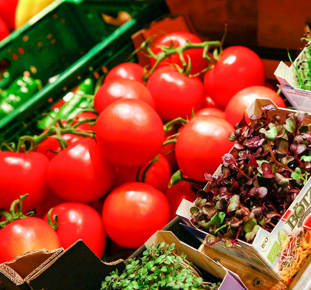 Bio-Tomaten in einer Kiste im Bioladen Lüneburg - Naturkostladen Häcklingen