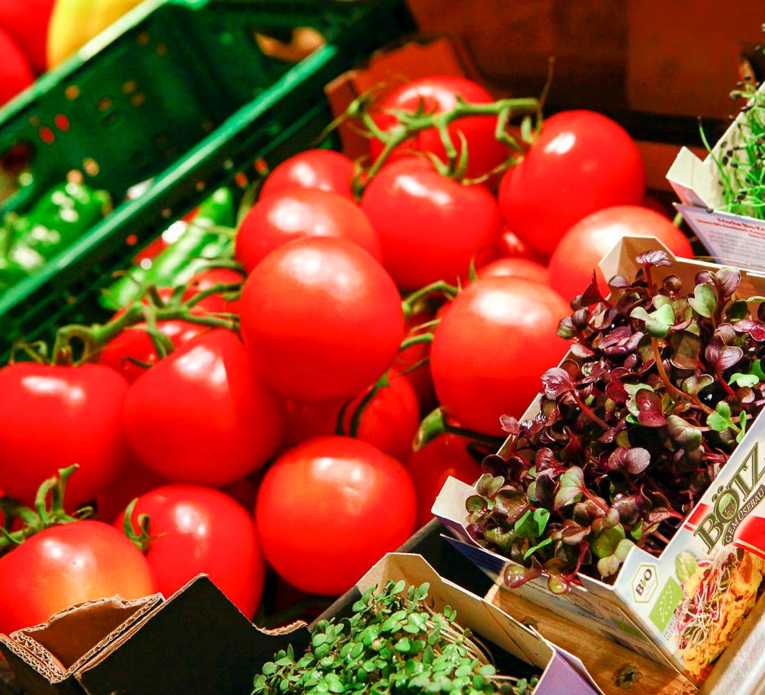 Bio-Tomaten in einer Kiste im Bioladen Lüneburg - Naturkostladen Häcklingen