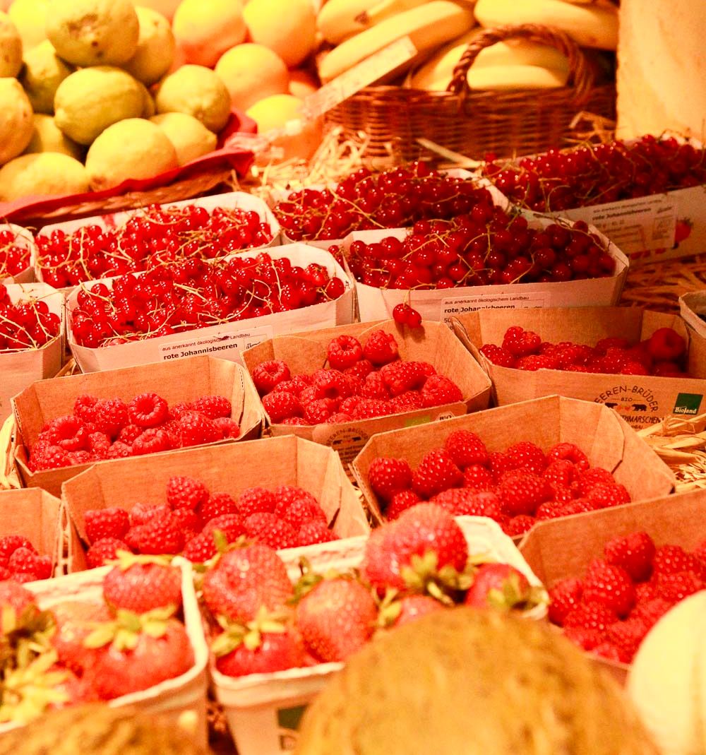 Regale mit Bio-Obst im Naturkostladen Lüneburg
