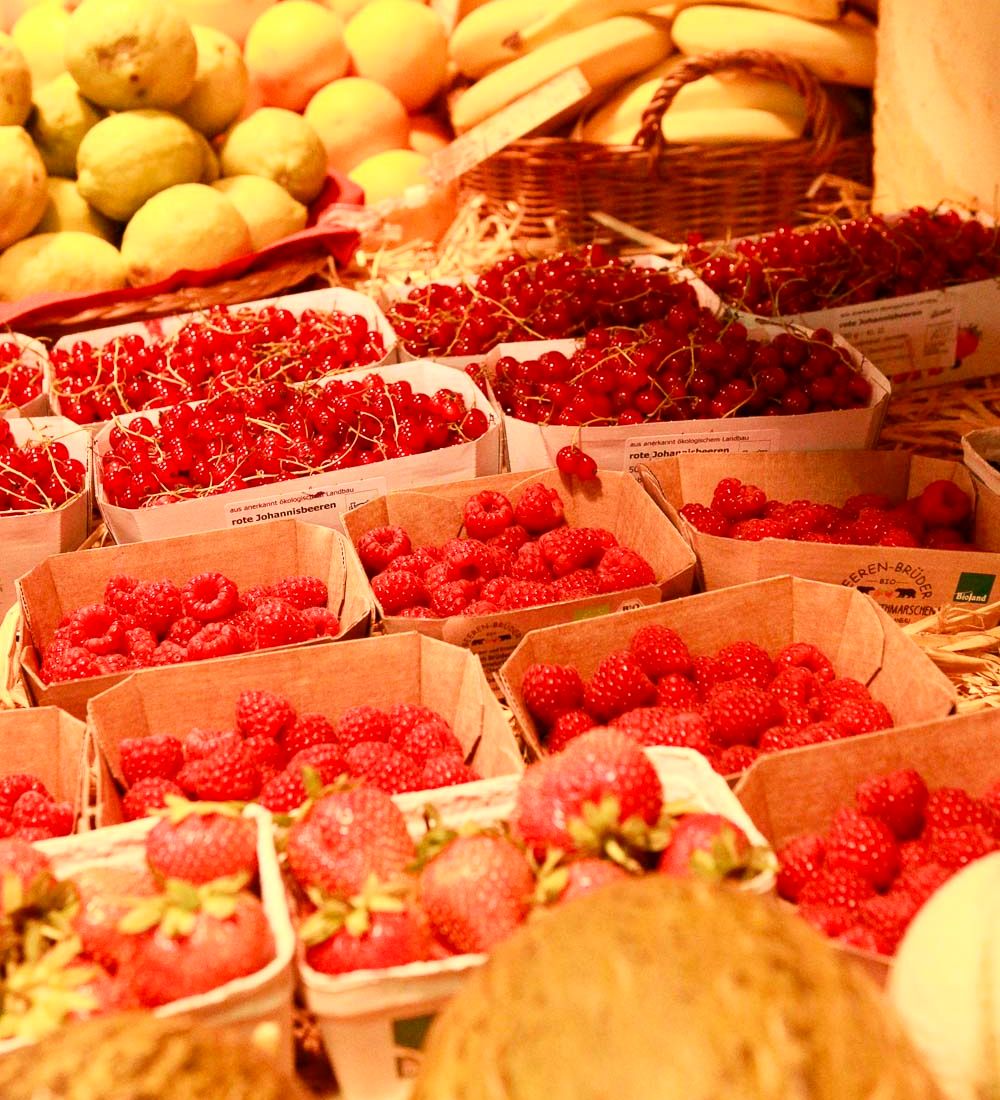 Regale mit Bio-Obst im Naturkostladen Lüneburg