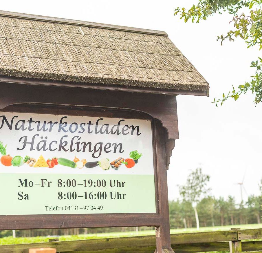 Schild mit Öffnungszeiten vor dem Naturkostladen Häcklingen in Lüneburg