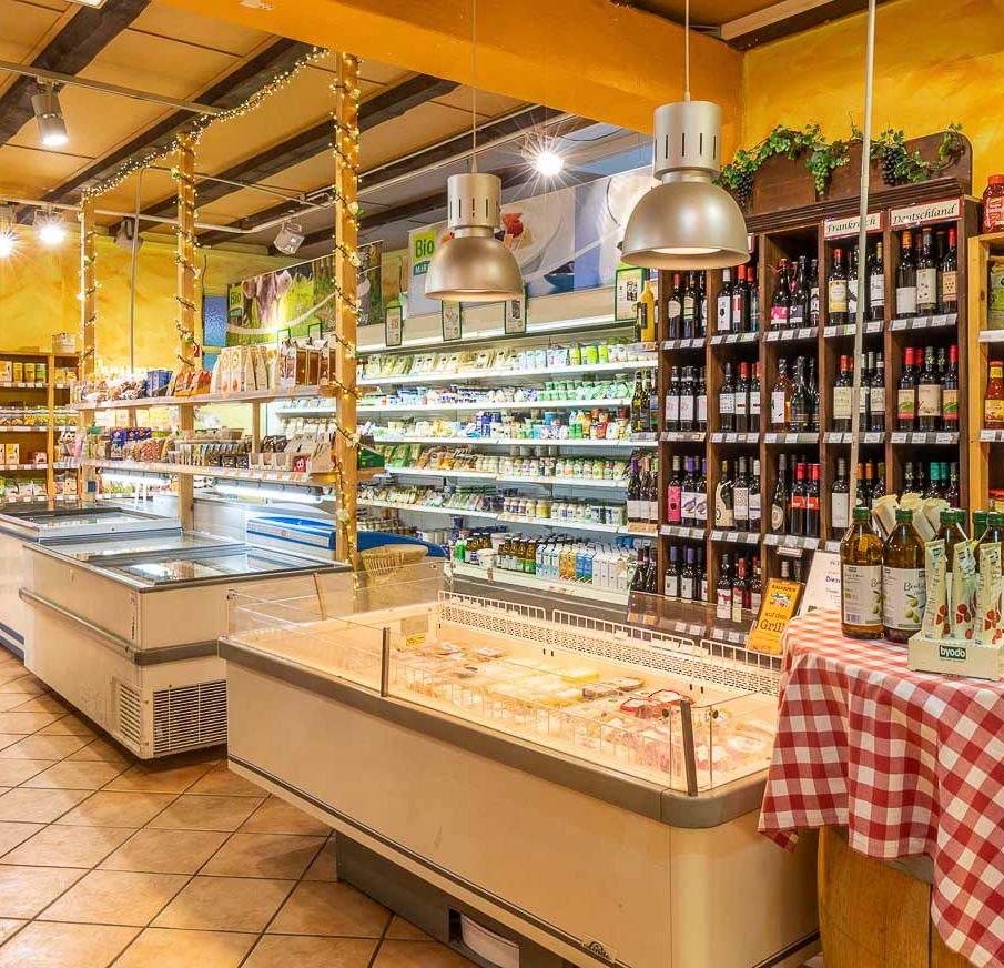 Kühltruhen und Regalreihen mit Bio-Produkten im Naturkostladen Häcklingen