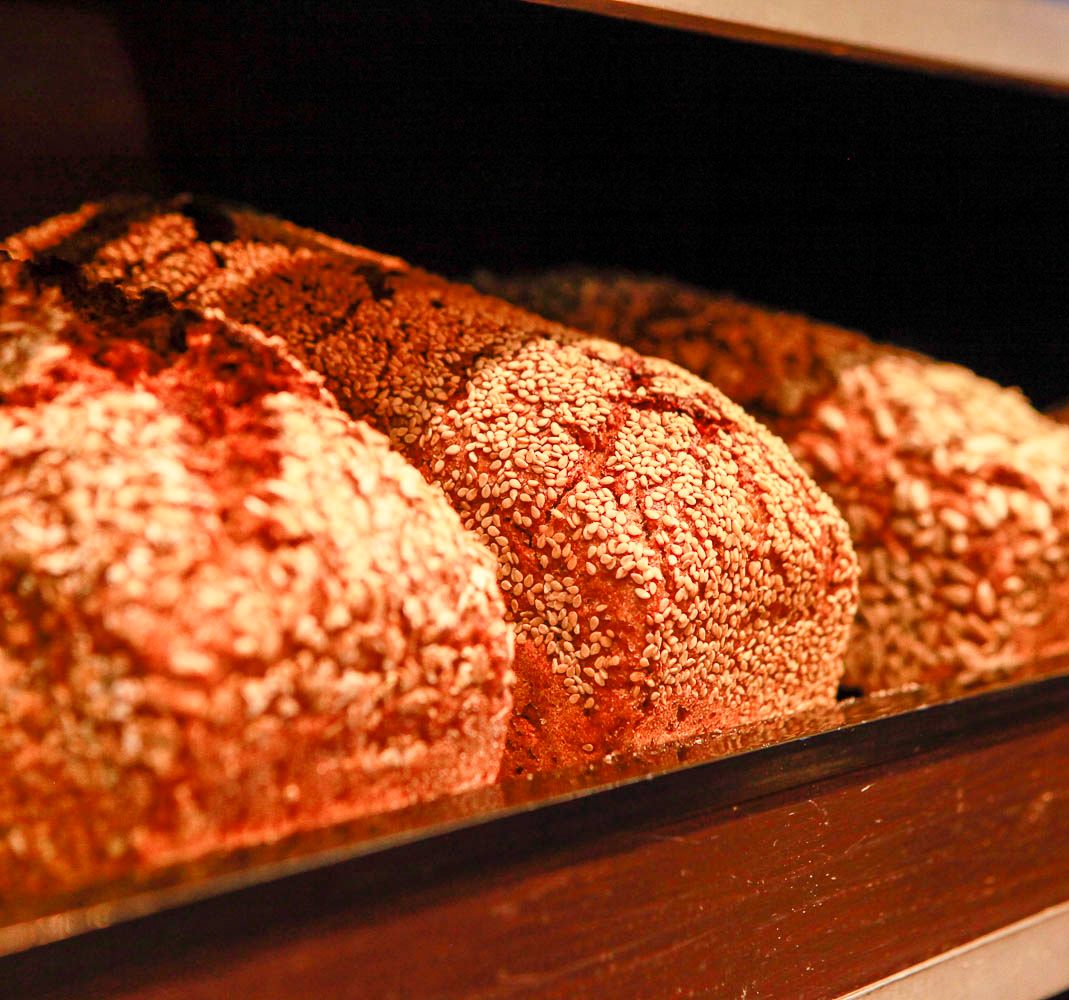 Bio-Brot im Regal im Bioladen Lüneburg - Naturkostladen Häcklingen