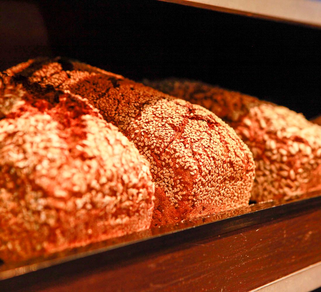 Bio-Brot im Regal im Bioladen Lüneburg - Naturkostladen Häcklingen